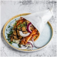 Een souzouki met gyros, ijsbergsla, tzatziki en pita