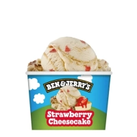 Aardbeiencheesecake ijs gevuld met stukjes aardbei en havermoutkoekjes